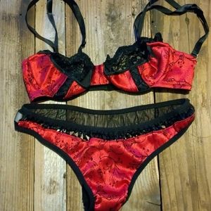 Vintage Frederick's of Hollywood bra and thong panty set